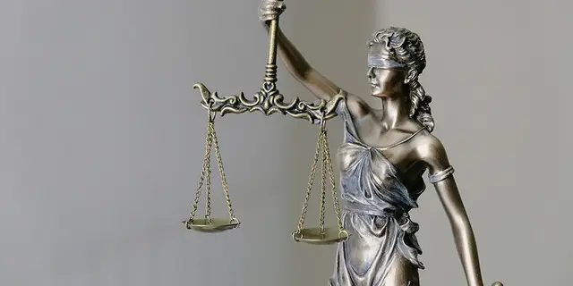 https://cdn.prod.website-files.com/6669aa89b4aacb1d79e7812d/6687b648e82c79faeecf358c_667ec300e8d5980905a5ad25_lois_immobiliere_portugal.jpeg