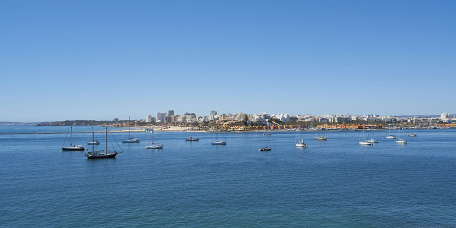 Portimao vom Meer aus gesehen