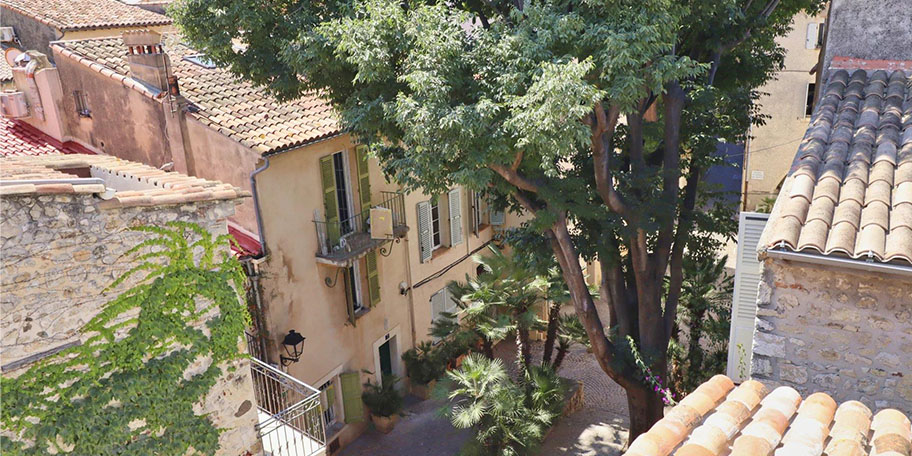 Vue sur un quartier d'Antibes