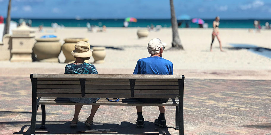 Photo de retraités en bord de mer