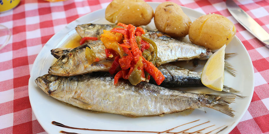 Foto de sardinhas assadas, uma especialidade portuguesa