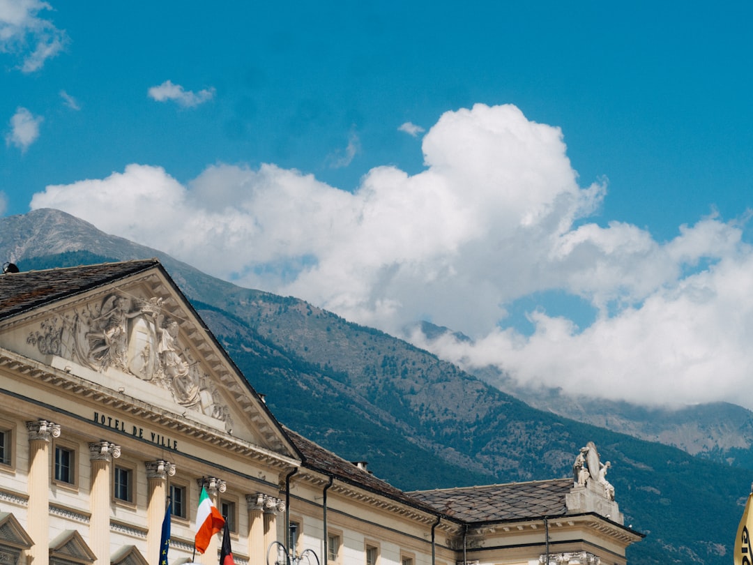 Acheter via une agence ou entre particuliers en Italie : comment choisir ?