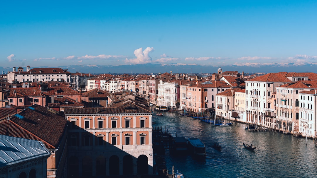 Acheter en Italie ou en France : quels avantages pour un acheteur français ?