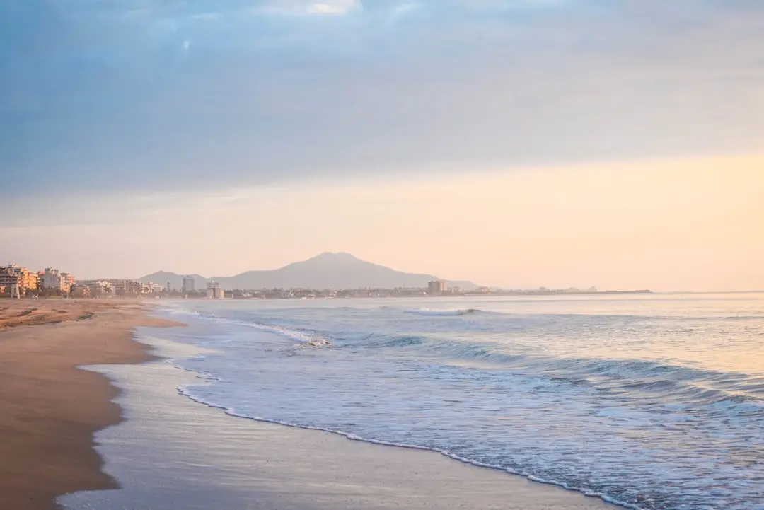 Where do most British and American expats live in Spain? Top regions and why