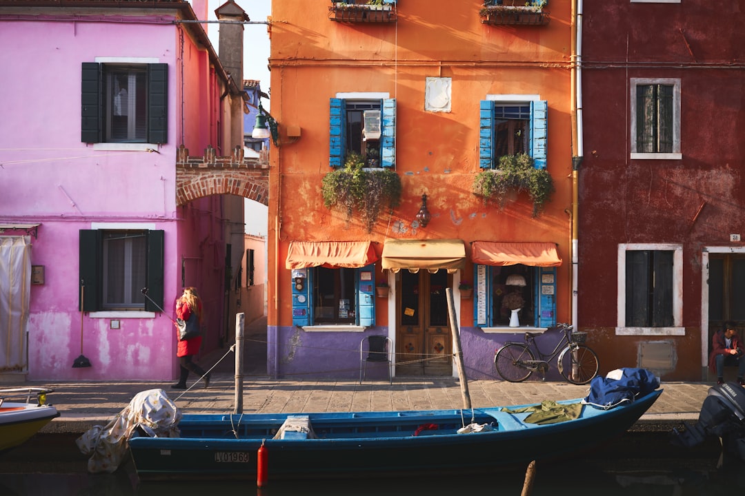 How can I move my belongings to Italy?