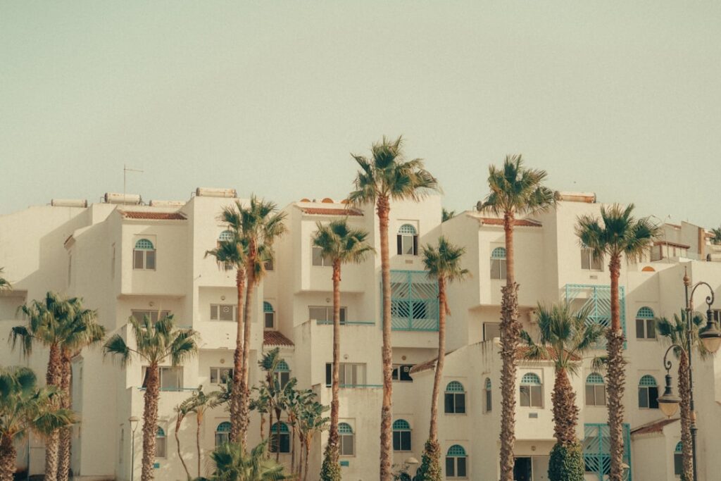Arquitectura marroquí vs vivienda moderna: ¿Qué estilo de propiedad te conviene?