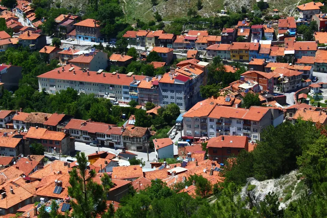 Authentieke stenen huizen vs moderne nieuwbouw in Kroatië