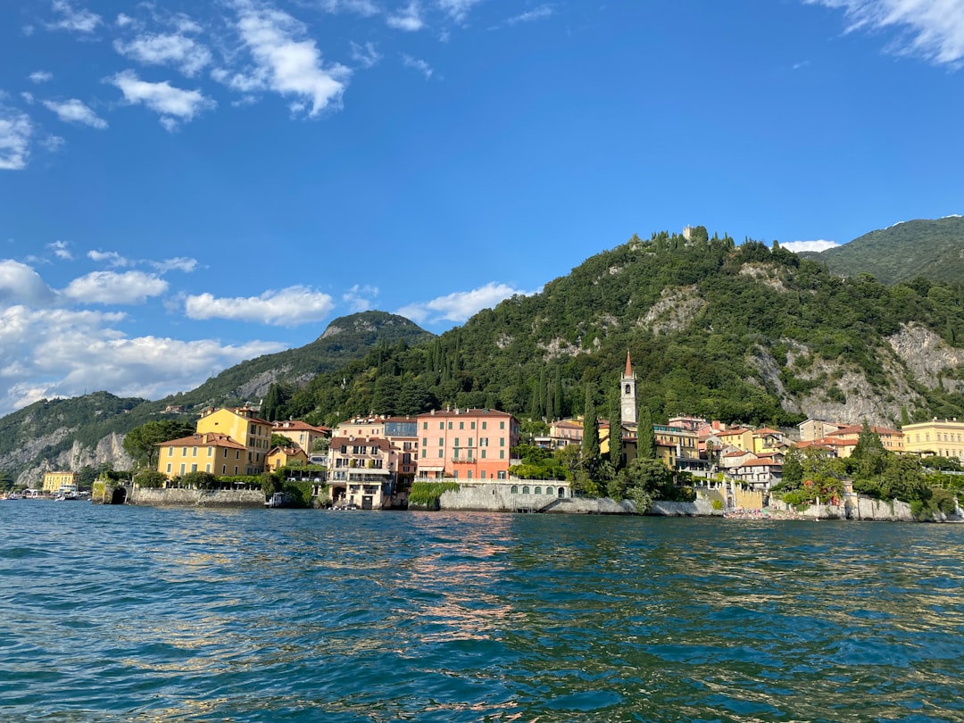 Een auto meenemen of kopen in Italië? Regels voor voertuigen bij emigratie