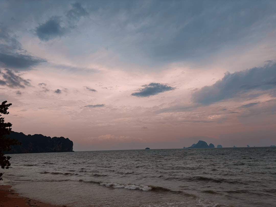 Att bli en del av lokalsamhället – tips för svenskar som flyttar till Thailand