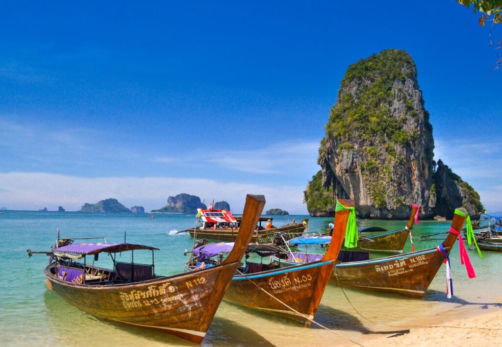 ชีวิตริมชายหาด vs ชีวิตในเมืองในประเทศไทย: เลือกแบบไหนให้เหมาะกับคุณ