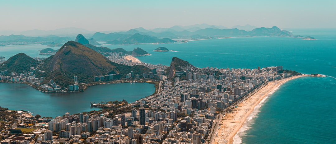 Comprar imóvel em leilão no Brasil: oportunidades e riscos para estrangeiros e brasileiros