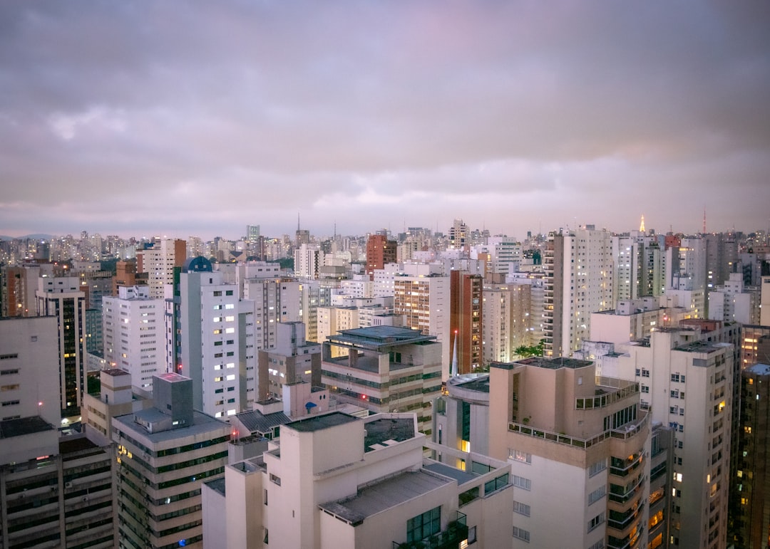 Evitar estafas inmobiliarias en Brasil: cómo identificar fraudes y protegerte