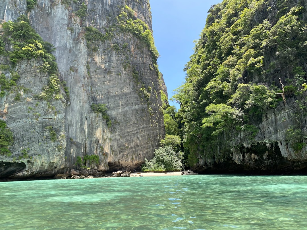 Ilmasto ja vuodenajat Thaimaassa – miten sääolosuhteet vaikuttavat asunnon valintaan?