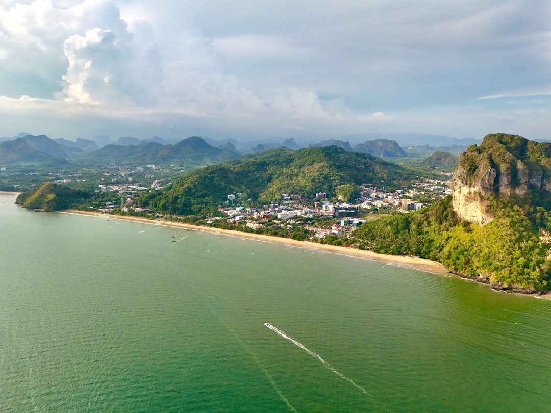 Inredning och möblering av din bostad i Thailand – köpa lokalt eller importera?