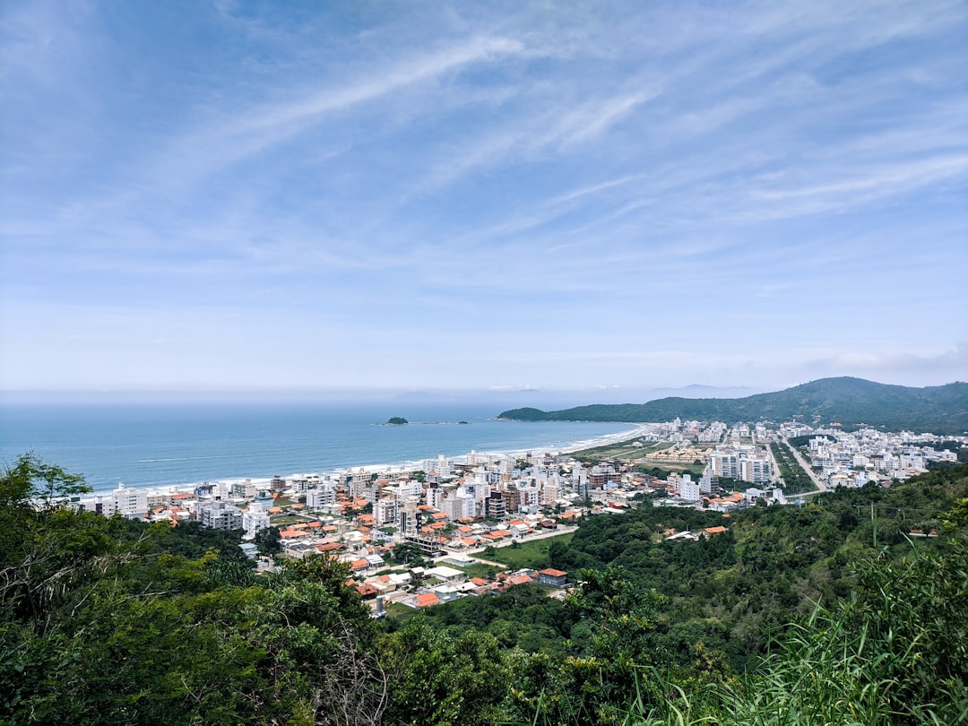 Perguntas essenciais ao comprar um imóvel no Brasil: o que perguntar ao vendedor e ao corretor