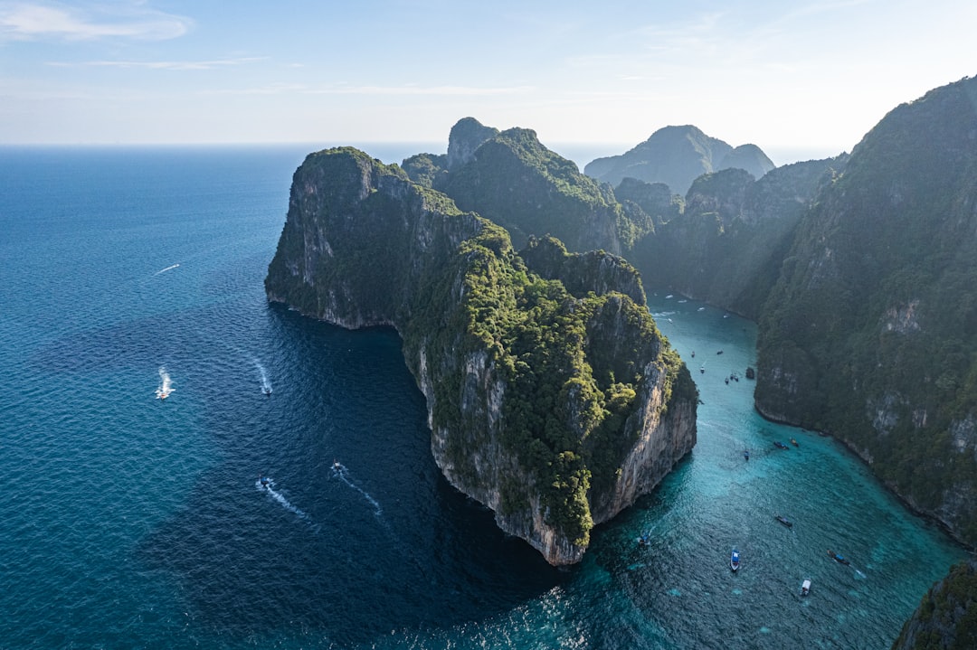Strandliv vs byliv i Thailand: hvor bør du kjøpe bolig?