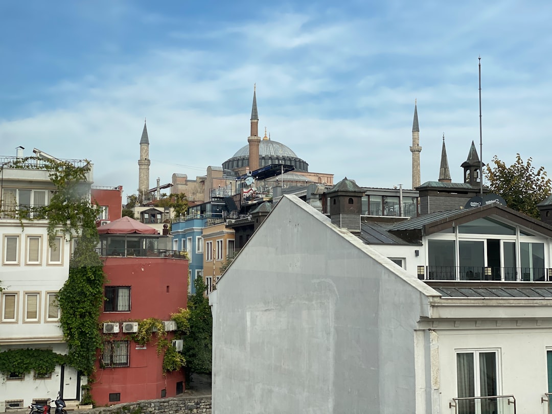 Türkiye’de büyük şehirde mi yoksa tatil bölgesinde mi yaşamalı? Karşılaştırma