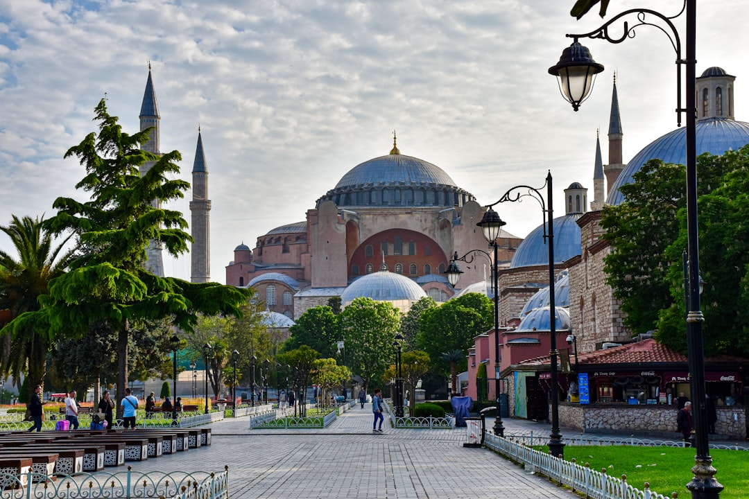 Türkiye’de emlak alımında avukat tutmak: neden önemli?