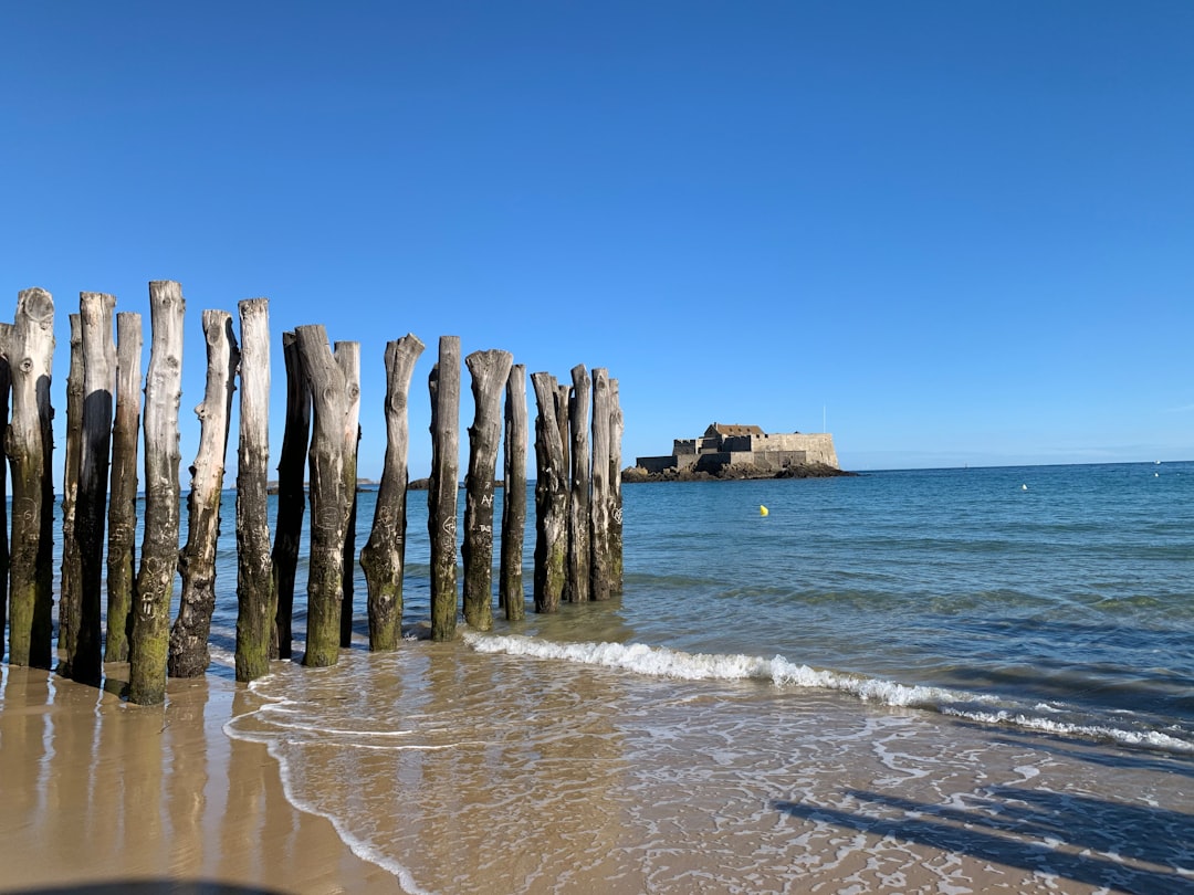 Vivre en Basse-Normandie : littoral historique et campagne verdoyante