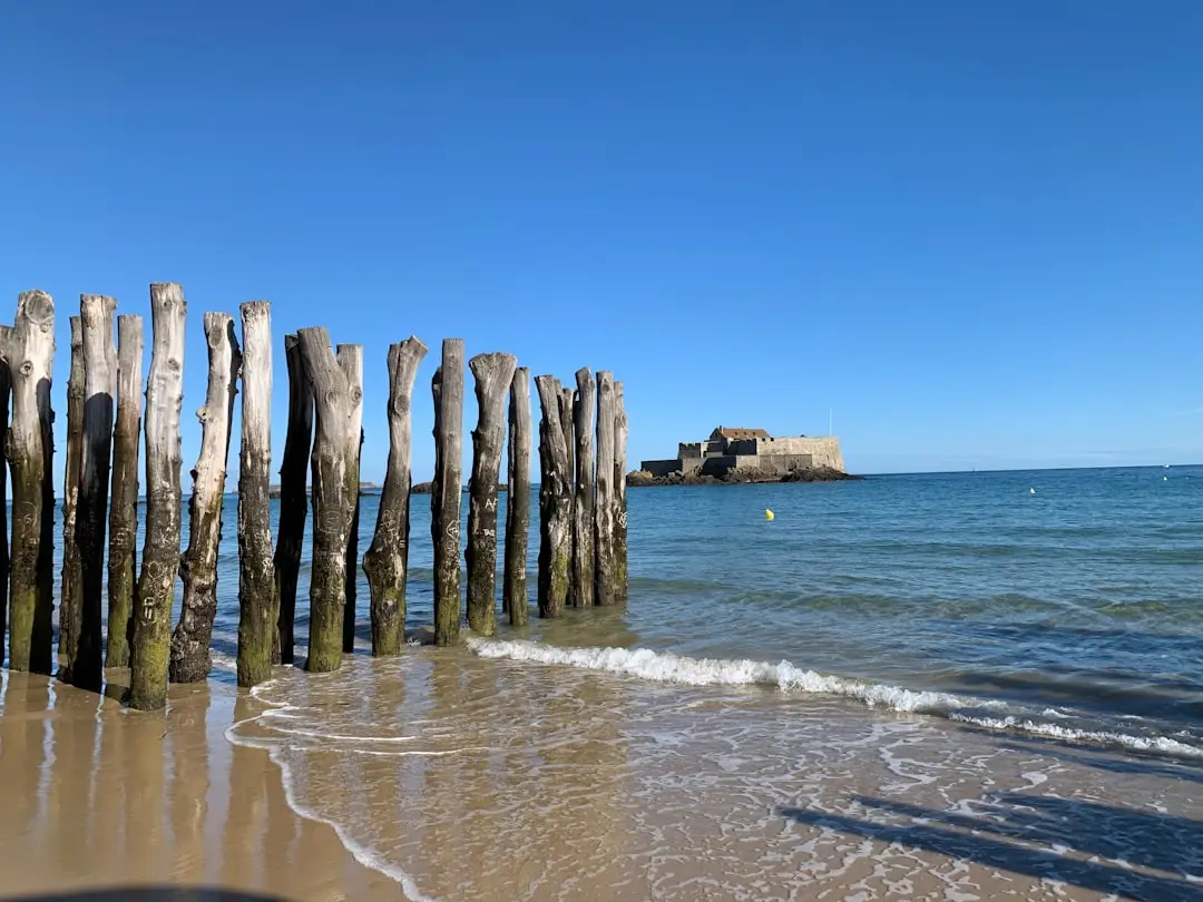 Vivre en Basse-Normandie : littoral historique et campagne verdoyante