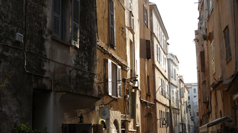 Sela Korzike: između tirkiznog mora i divljih planina