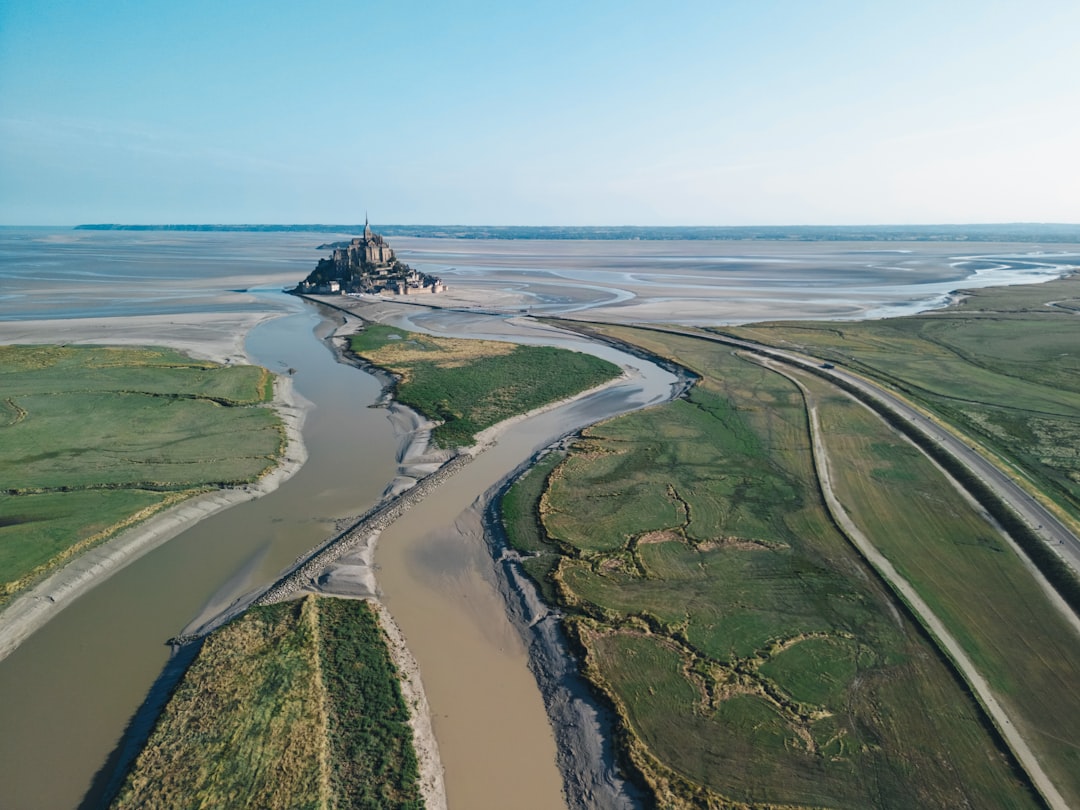 Marché immobilier en Basse-Normandie : littoral prisé, arrière-pays abordable