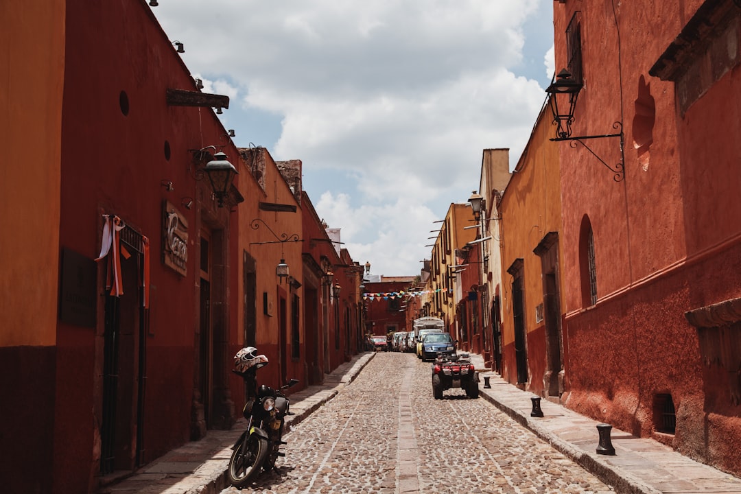 Viajar entre España y México: vuelos y conexiones a considerar al comprar vivienda allá