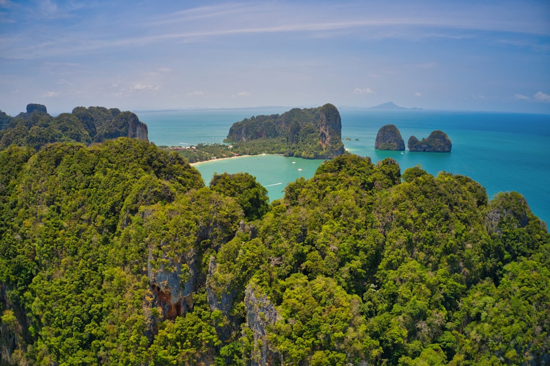 วัฒนธรรมและการปรับตัว: อยู่ในชุมชนไทยอย่างไรให้กลมกลืน