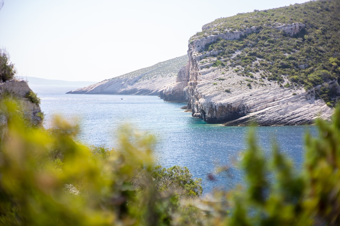 Život na obali nasuprot unutrašnjosti Hrvatske – što odabrati?