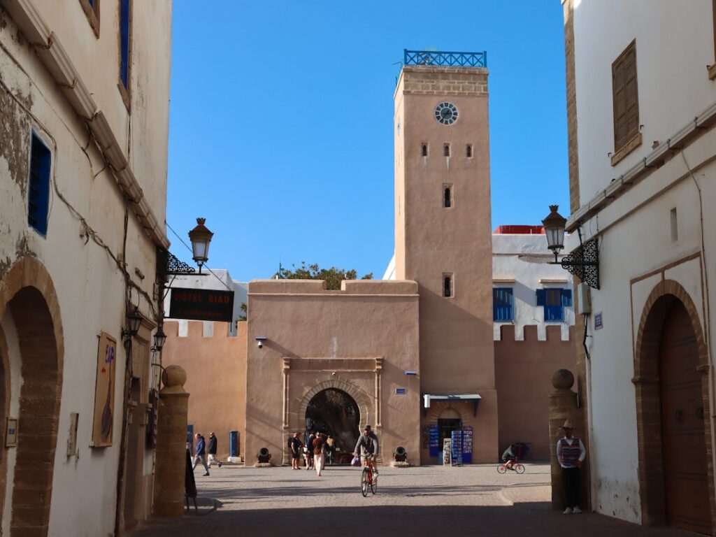 حساب أتعاب الموثق والوكيل العقاري: ما تكلفة الخدمات العقارية في المغرب؟