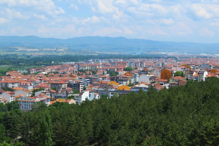 Onde comprar na Macedónia Central: coração histórico ou frente marítima na Calcídica?