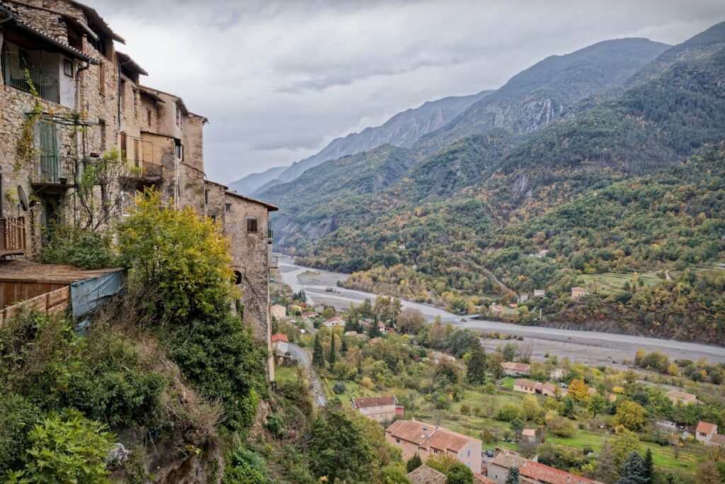 Pourquoi Seillans séduit : l’analyse terrain de Ludovic Bertrand, expert immobilier du Pays de Fayence